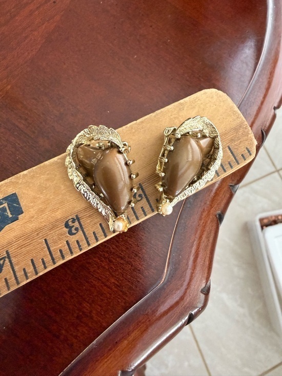 Jewelry - Vintage Clip On Earrings